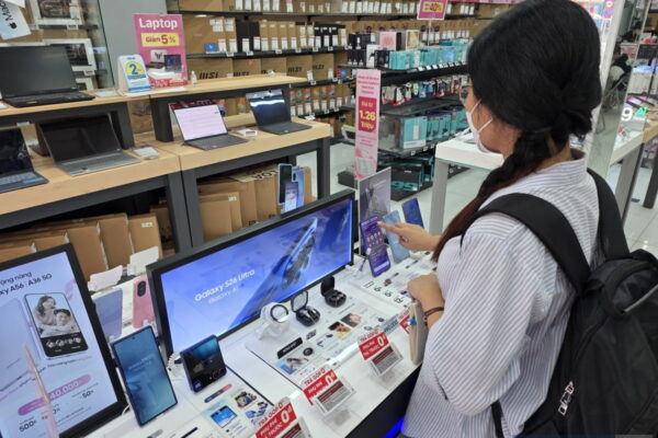 [뉴스] 시골에서나 갤럭시 쓰죠…이재용 농담 경고음 되나