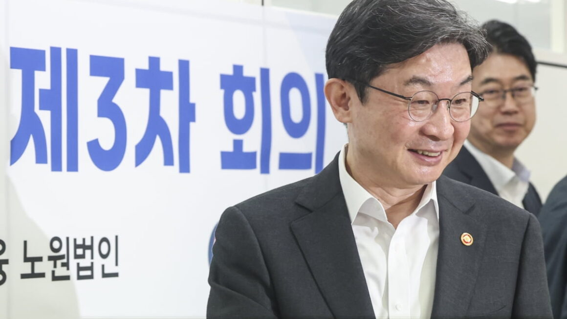 [뉴스] 제3차 포용적 금융 대전환 회의 참석한 이억원 금융위원장