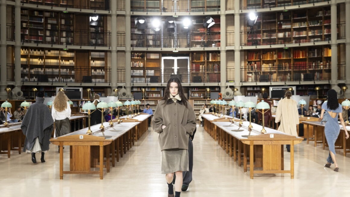 [뉴스] 한섬 타임, 국내 기성복 최초 여성 파리패션위크 공식 캘린더 등재