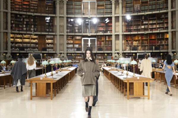 [뉴스] 한섬 타임, 국내 기성복 최초 여성 파리패션위크 공식 캘린더 등재