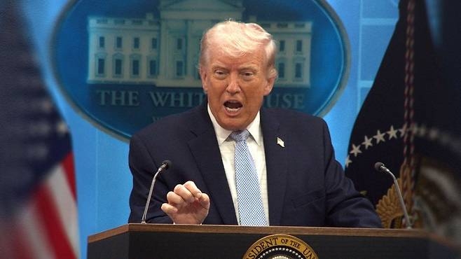 [뉴스] “내가 호르무즈 영구 개방하고 있다”…트럼프 역봉쇄 성공 주장