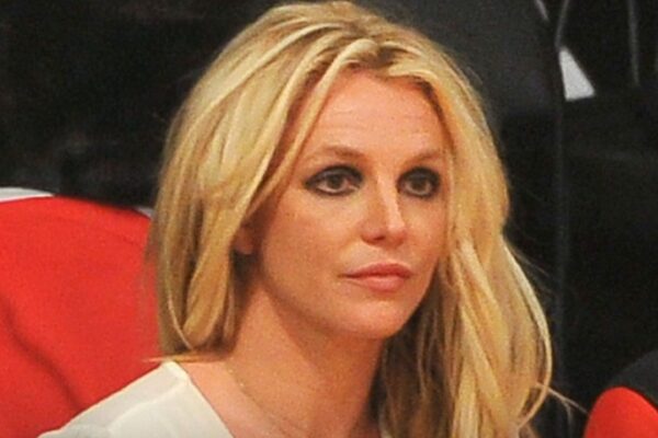 [뉴스] “바닥까지 떨어진 걸 깨달았다”…스스로 치료시설 들어간 유명 여가수