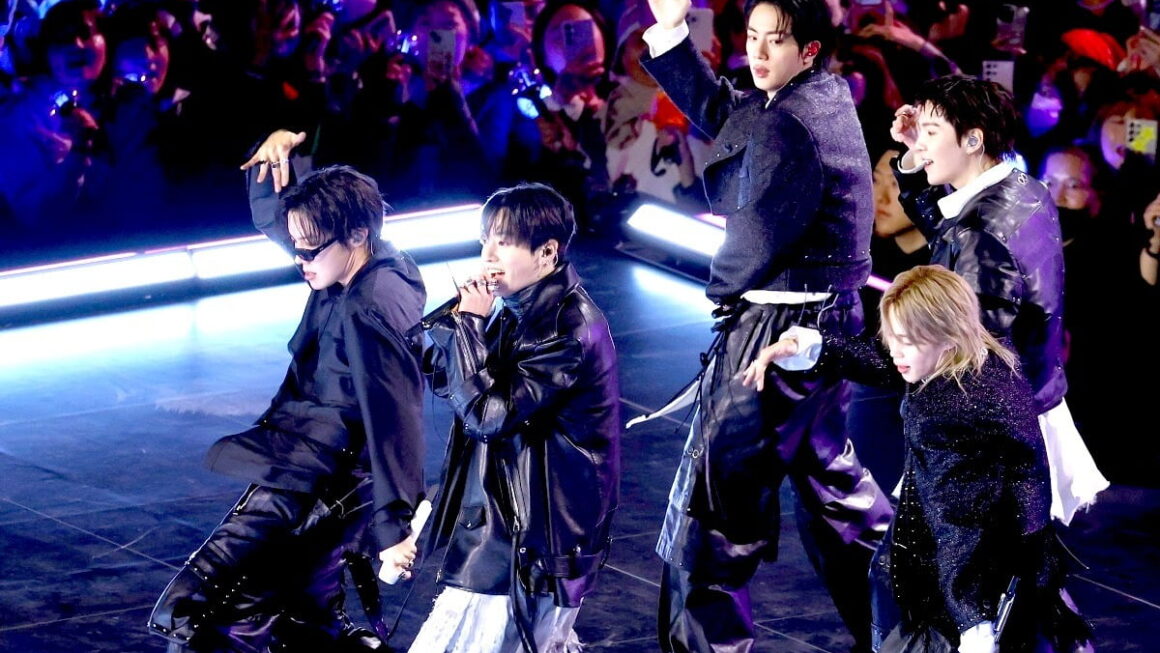 [뉴스] 돈 못 낸다 버티더니…1000억 쏟은 BTS 공연에 발칵