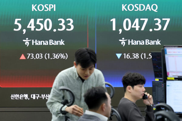 [뉴스] “일단 삼천당 아웃, 이젠 3파전”…자고나면 바뀌는 코스닥 ‘넘버1’