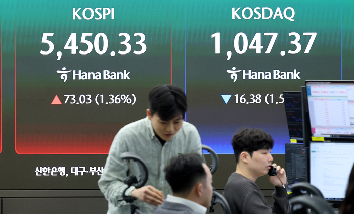 [뉴스] “일단 삼천당 아웃, 이젠 3파전”…자고나면 바뀌는 코스닥 ‘넘버1’