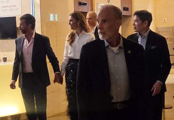 [뉴스] 부인 콘서트 온 트럼프 주니어 직접 맞이한 정용진…웃으며 포옹, 친분 과시