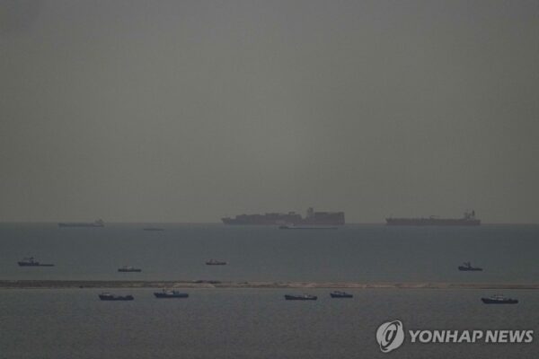 [뉴스] 가라는 거야 말라는 거야…미국 이란 신경전에 혼르무즈 선박들 ‘대혼란’