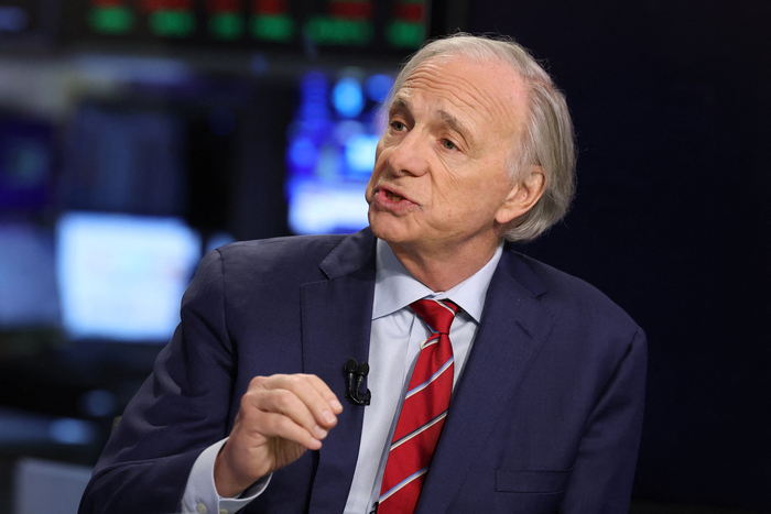 [뉴스] “전쟁통에 증시 랠리 가능, 금 비중은 15%로”…헤지펀드 대부의 투자 훈수