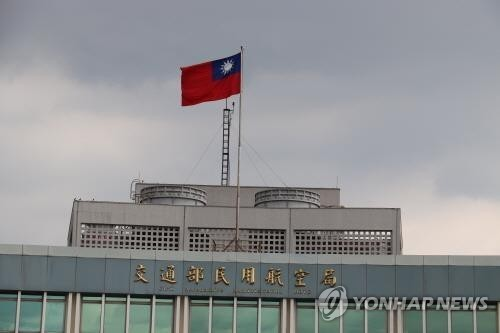 [뉴스] “내 월급보다도 비싸네”…기내 보조배터리 사용 금지 어겼다간 벌금이 ‘무려’