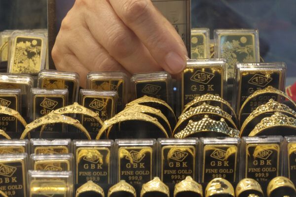 [뉴스] “그래도 결국 금이야, 의심하지마”…주춤하던 금값 다시 100만원대 탈환