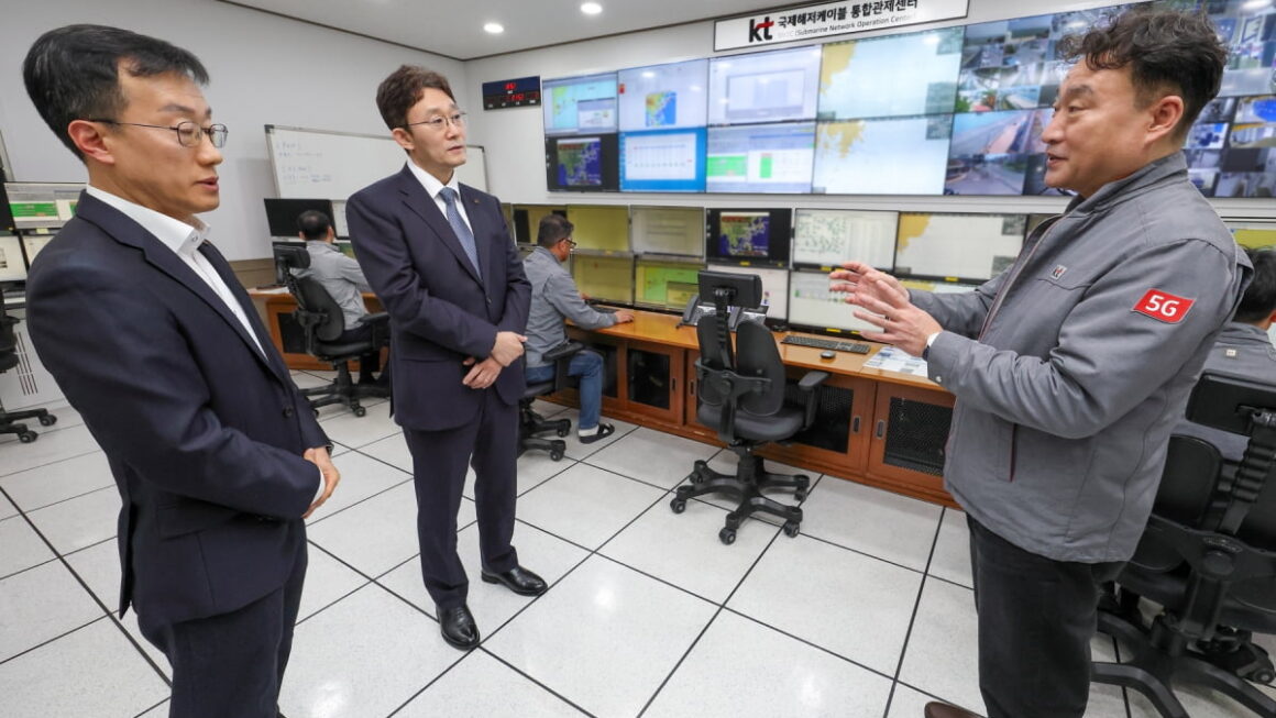 [뉴스] 현장 행보 박윤영, 이번엔 부산…해저케이블, AI 시대 대동맥