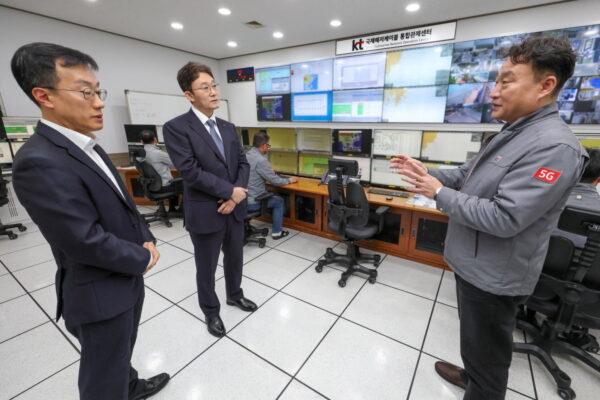 [뉴스] 현장 행보 박윤영, 이번엔 부산…해저케이블, AI 시대 대동맥