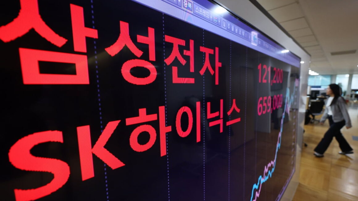 [뉴스] 삼성전자·SK하이닉스 주가 치솟더니…임원들 함박웃음