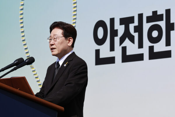 [뉴스] 靑 “이 대통령, 영·프 주도 ‘호르무즈 통행회의’ 참석 긍정 검토”