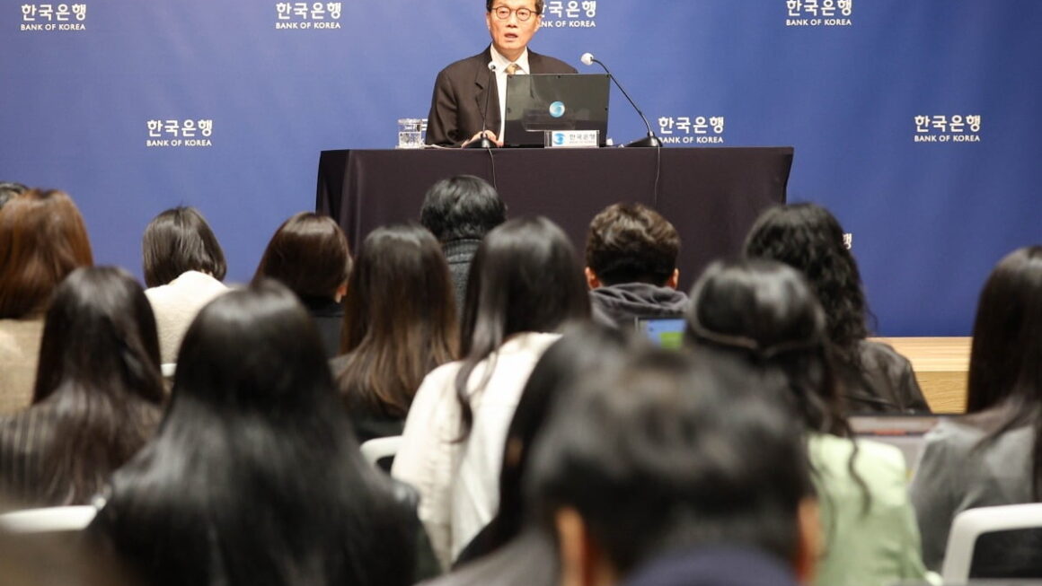 [뉴스] 떠나는 이창용 총재 통화정책만으로 경제 안정 어려워