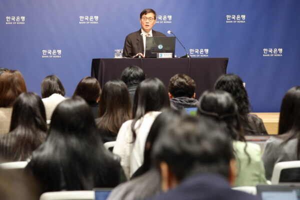 [뉴스] 떠나는 이창용 총재 통화정책만으로 경제 안정 어려워