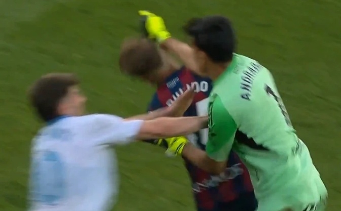 [뉴스] 퇴장당하자 주먹으로 얼굴 가격…축구 경기중 난투극, 스페인 ‘발칵’ [영상]