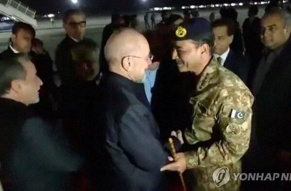 [뉴스] 미국·이란 협상단, 종전 논의할 파키스탄 도착…규모 70명 vs 300명