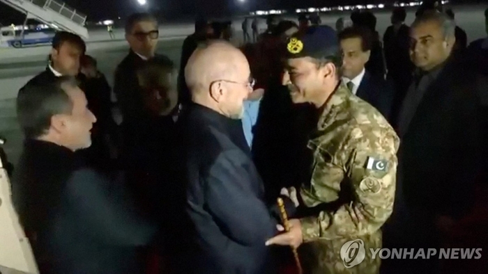 [뉴스] 미국·이란 협상단, 종전 논의할 파키스탄 도착…규모 70명 vs 300명