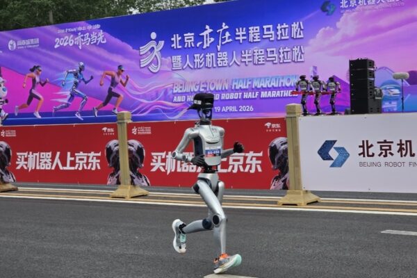 [뉴스] 인간 세계기록까지 가볍게 깼다…50분 만에 21km 완주한 中 마라톤 로봇