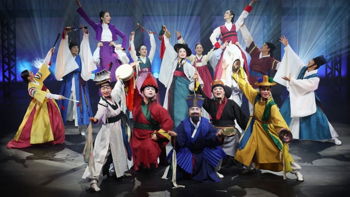 [뉴스] 정동극장 무대가 100년 전 광대 공연과 신명나게 섞였다