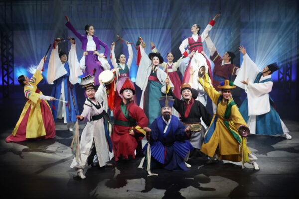 [뉴스] 정동극장 무대가 100년 전 광대 공연과 신명나게 섞였다