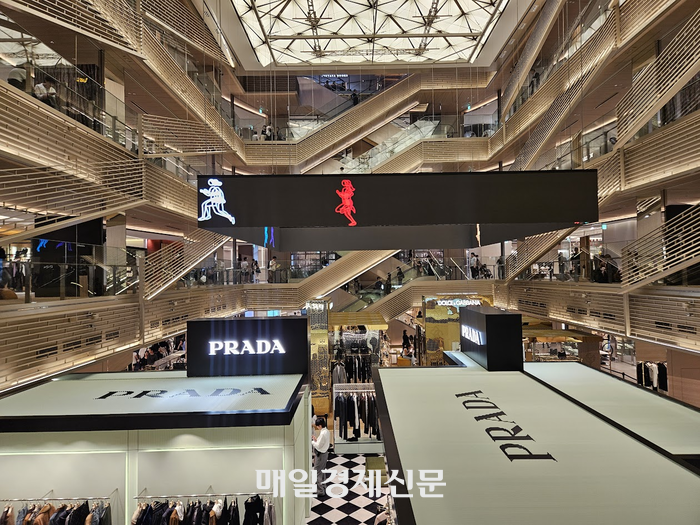 [뉴스] 도심 쇼핑몰서 독극물 스프레이 뿌리고 도망쳤다…20여명 부상
