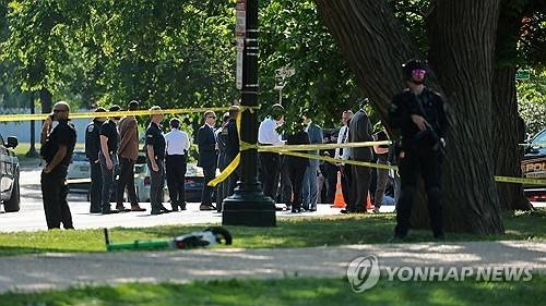 [뉴스] 워싱턴기념탑 인근서 경호국 요원·무장괴한 총격전…백악관 일시 폐쇄