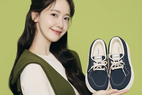 [뉴스] 윤아 앞세운 르무통 난감…뒤축 너덜 불만에도 교환 중단