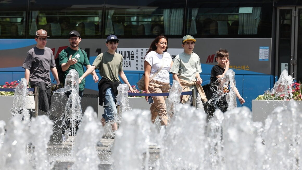 [뉴스] 맑은 날씨 속 낮 최고 27도…20도 안팎 큰 일교차