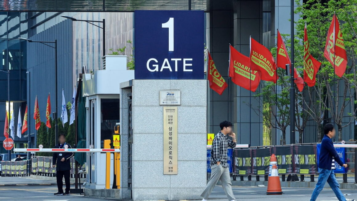[뉴스] 경찰 출석하는 삼성바이오 노조위원장…대외비 문건 유출 의혹 조사