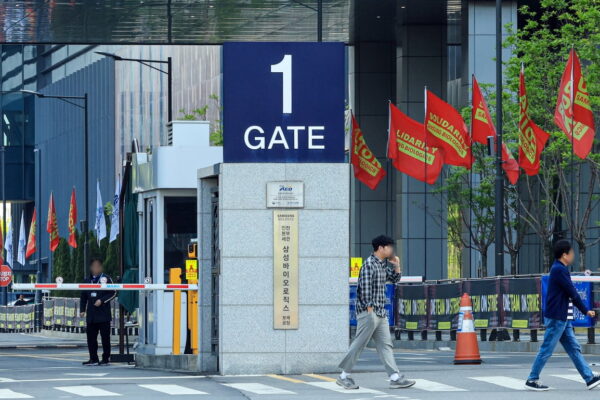[뉴스] 경찰 출석하는 삼성바이오 노조위원장…대외비 문건 유출 의혹 조사