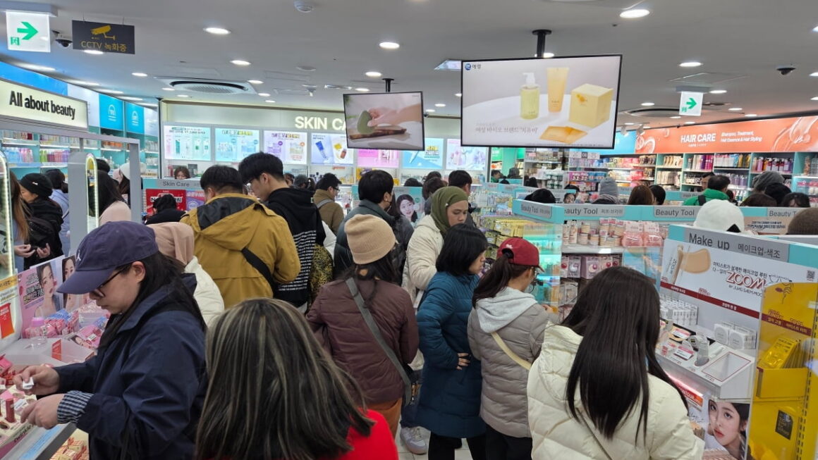 [뉴스] 싸니까 한번 써볼까…60대男 다이소에 이것 사러 몰려갔다