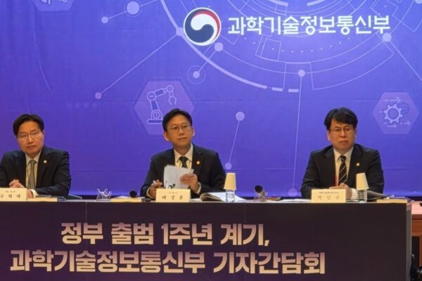 [뉴스] 배경훈 한국도 미토스급 프론티어 모델 개발해야…GPU 26만장도 부족”