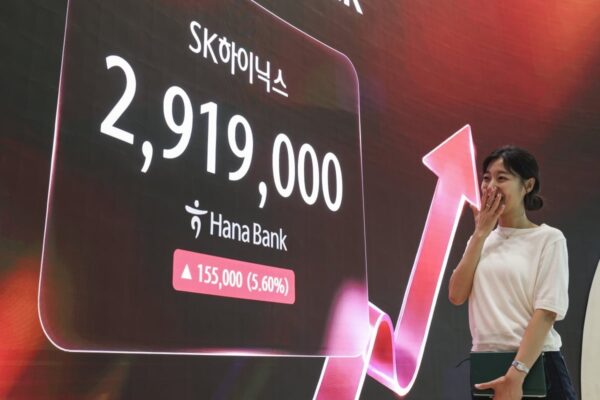 [뉴스] SK하이닉스, 삼성전자 제치고 코스피 시총 1위 등극