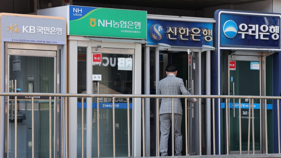 [뉴스] 한도 줄이는 은행들…신용대출 문턱 높아진다