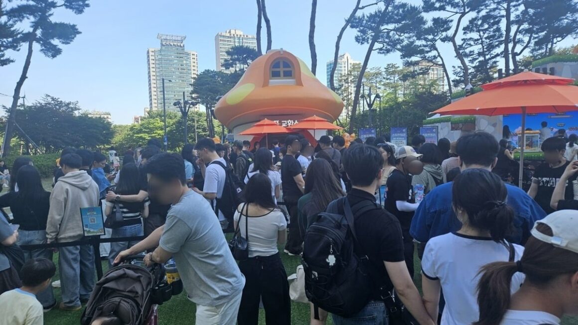 [뉴스] 뜯자마자 대놓고 교환합니다…2030 롯데월드 몰려간 이유