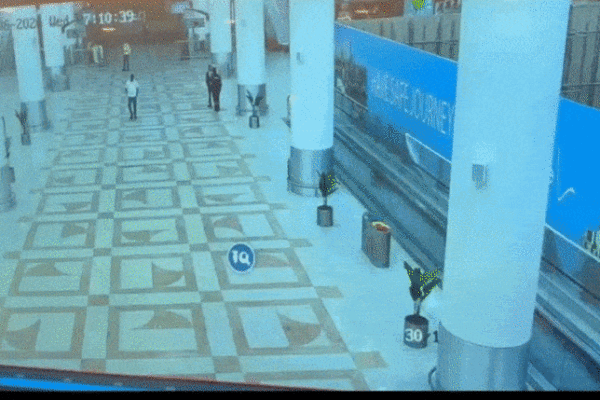 [뉴스] 쾅! 유리가 비처럼 쏟아졌다…순식간에 지옥된 쿠웨이트 공항 영상