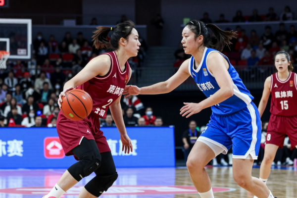 WNBA 화제의 대결: 클락 vs 리스 첫 맞대결이 펼쳐진다