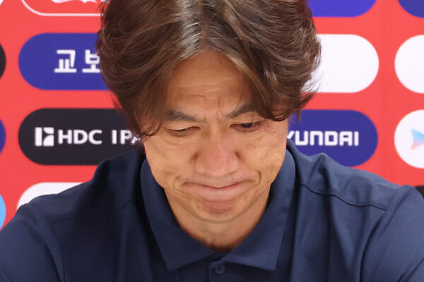 [뉴스] “역대 최하 순위”…두번째 지휘봉 잡은 홍명보, 12년전 악몽 되풀이