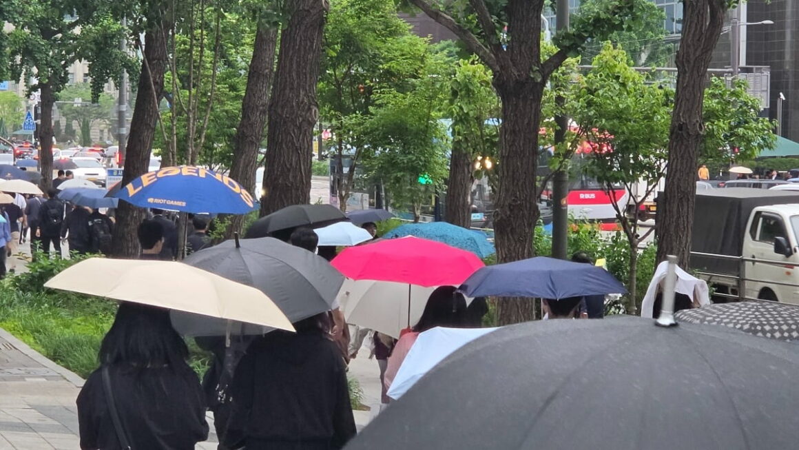 [뉴스] 초여름 더위 속 전국 대부분 소나기…출근길 우산 챙겨야