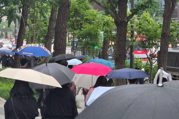 [뉴스] 초여름 더위 속 전국 대부분 소나기…출근길 우산 챙겨야