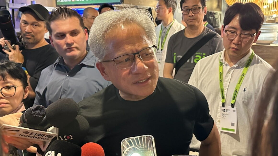[뉴스] 젠슨 황, 내일 오후 1시 김포공항 도착…입국 소감 밝힌다
