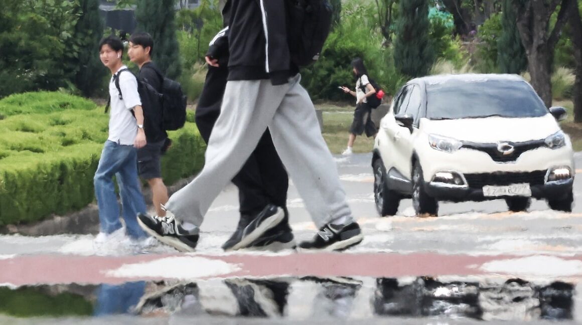 [뉴스] 낮 최고 기온 33도·전국 소나기…경북내륙엔 폭염특보