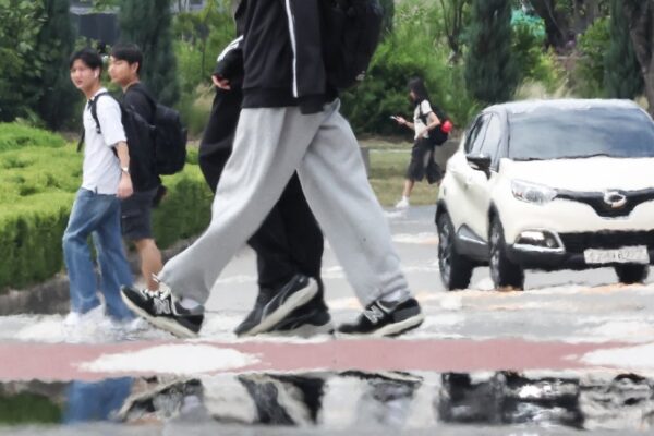 [뉴스] 낮 최고 기온 33도·전국 소나기…경북내륙엔 폭염특보