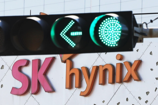 [뉴스] [속보] SK하이닉스, 삼성전자 제치고 코스피 시총 1위 등극
