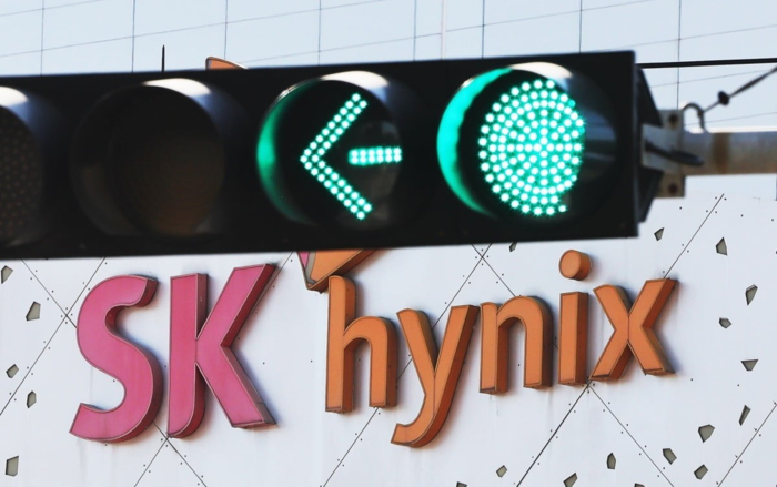 [뉴스] [속보] SK하이닉스, 삼성전자 제치고 코스피 시총 1위 등극