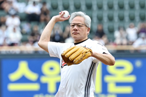 [뉴스] 냉면집·PC방·야구장까지…젠슨 황, 격식없이 서울 누볐다