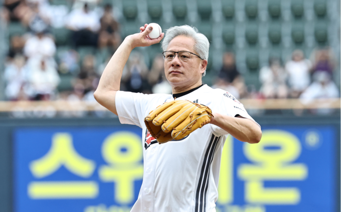 [뉴스] 냉면집·PC방·야구장까지…젠슨 황, 격식없이 서울 누볐다