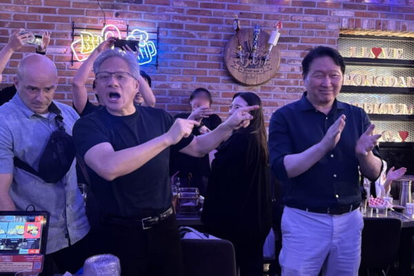 [뉴스] 치맥 특수 잡아라…BBQ, 젠슨 황 세트’ 만든다